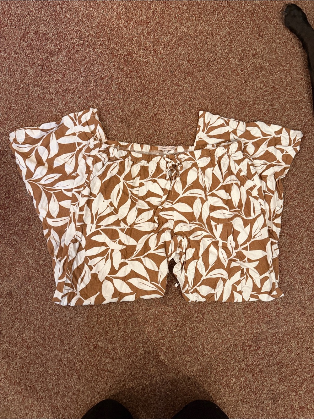 Sincerely Jules Brown and White Leaf Print Cropped Pants